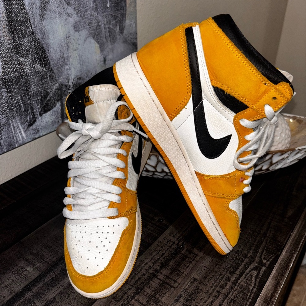 Youth Air Jordan 1 Retro High OG 'Yellow Ochre' sneakers SZ 6.5​ - Picture 2 of 15